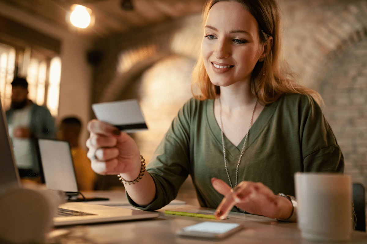 Woman using the Credit Card Bank of America App at the restaurant.