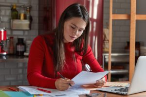 Woman organizing her life after tips of How not to miss your financial goals.