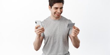 A guy happy with his Discover it Secured credit card.