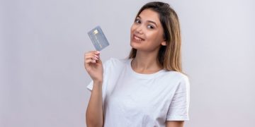 A girl using the Wells Fargo Active Cash Card.