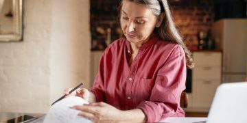 woman doing calculations to make sure she is going to close her bank account