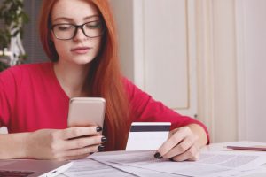 woman closes her bank account because she is not satisfied