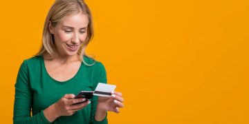 Woman learning How to Choose a Cashback Credit Card.