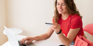 Woman using Click to Pay to shop online.